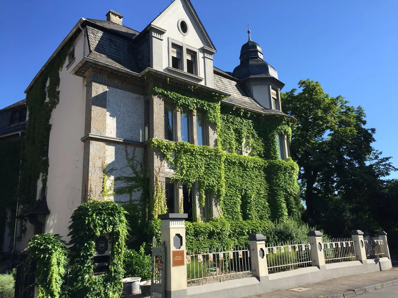 Das Bürogebäude von Oyster Consulting in Saarbrücken mit begrünter Fassade